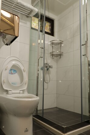Double Room | Bathroom | Shower, free toiletries, hair dryer, slippers - Kinmen Happiness Homestay (Jinning)