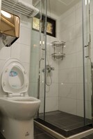 Double Room | Bathroom | Shower, free toiletries, hair dryer, slippers