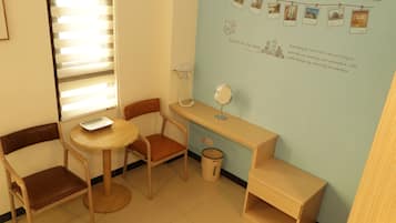 Camera tripla | Una scrivania, Wi-Fi gratuito, lenzuola