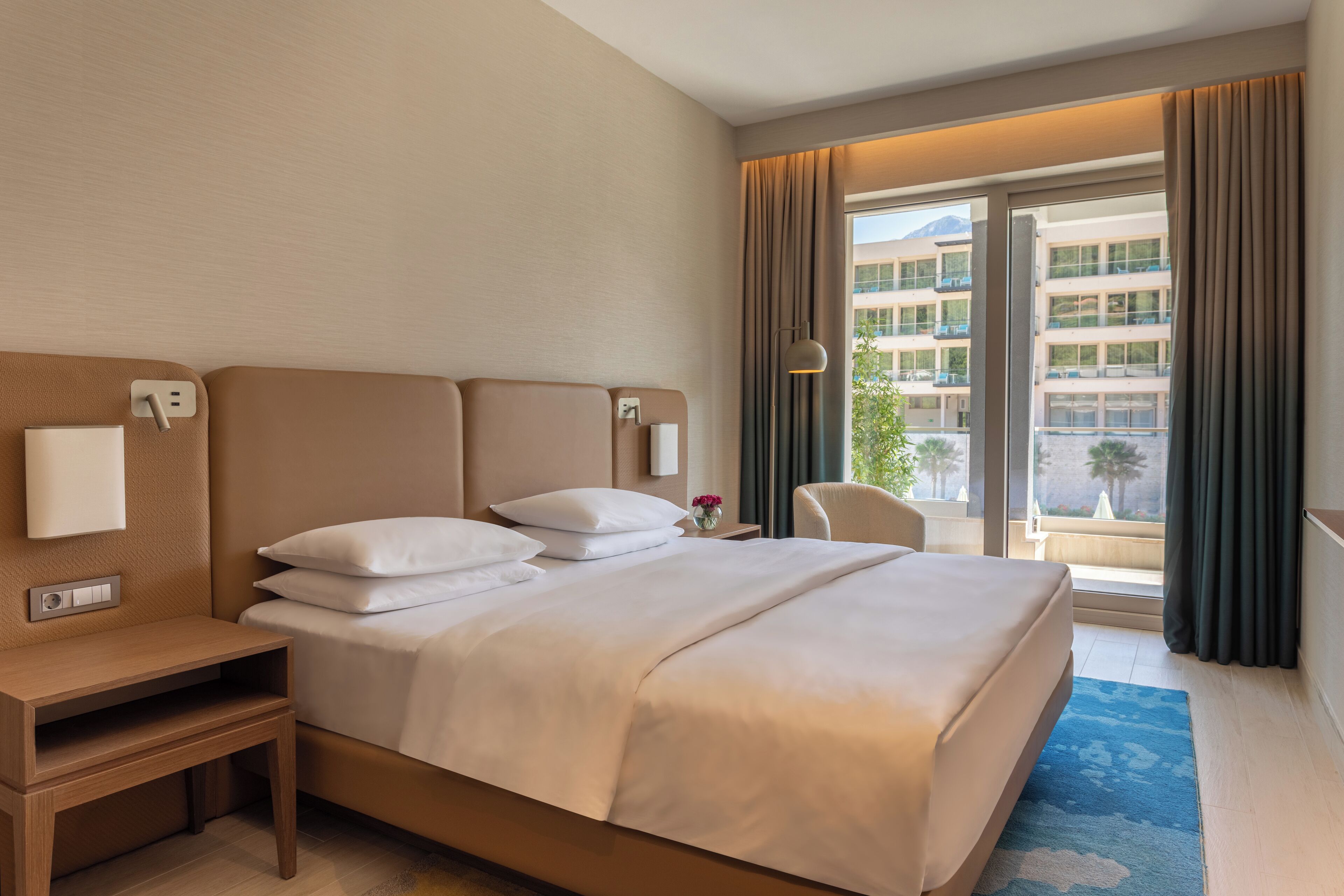 Luxe beddengoed, donsdekens, een minibar, een kluis op de kamer
