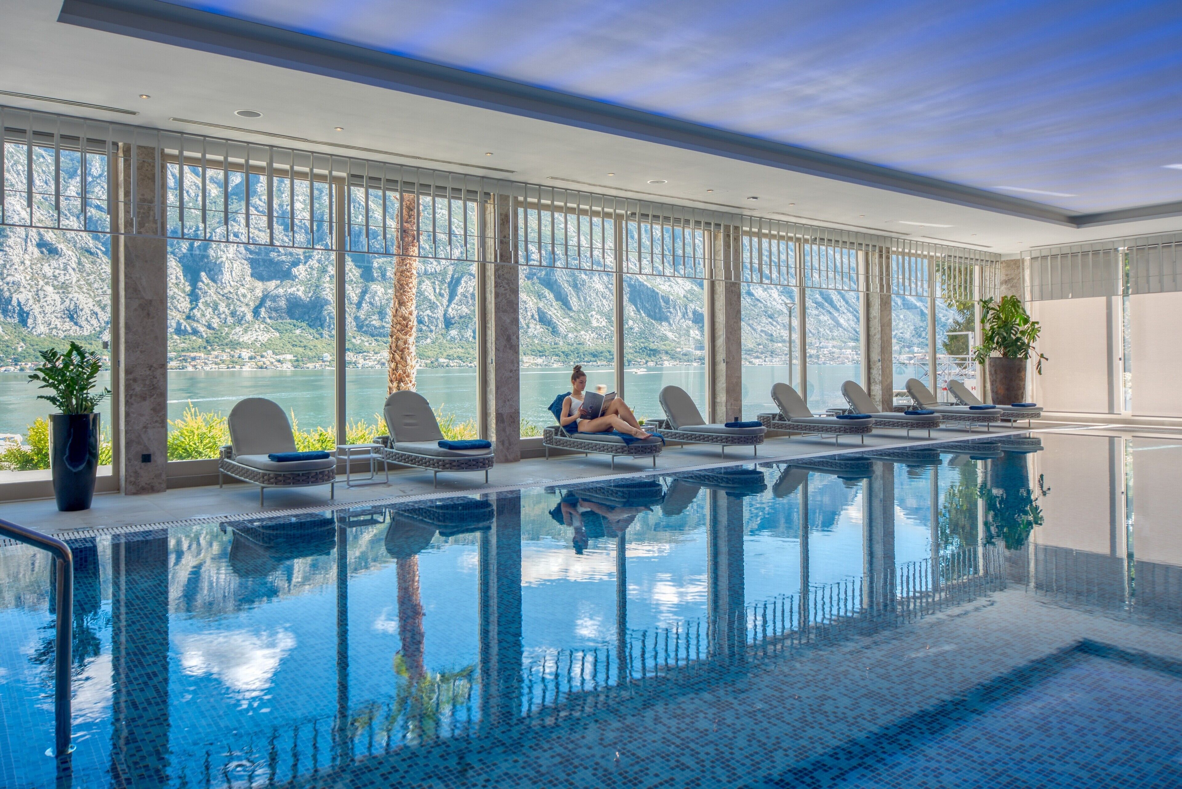 Indendørs pool, 2 udendørs pools, liggestole