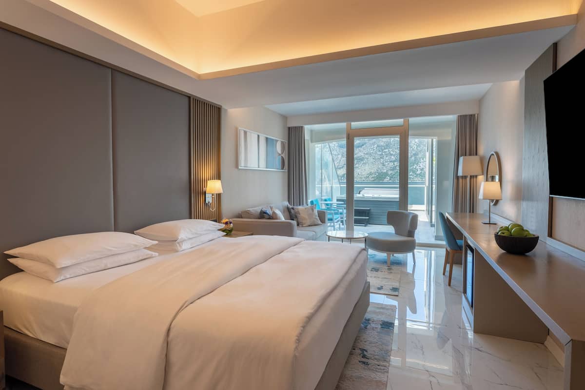 Premium bedding, down comforters, minibar, in-room safe