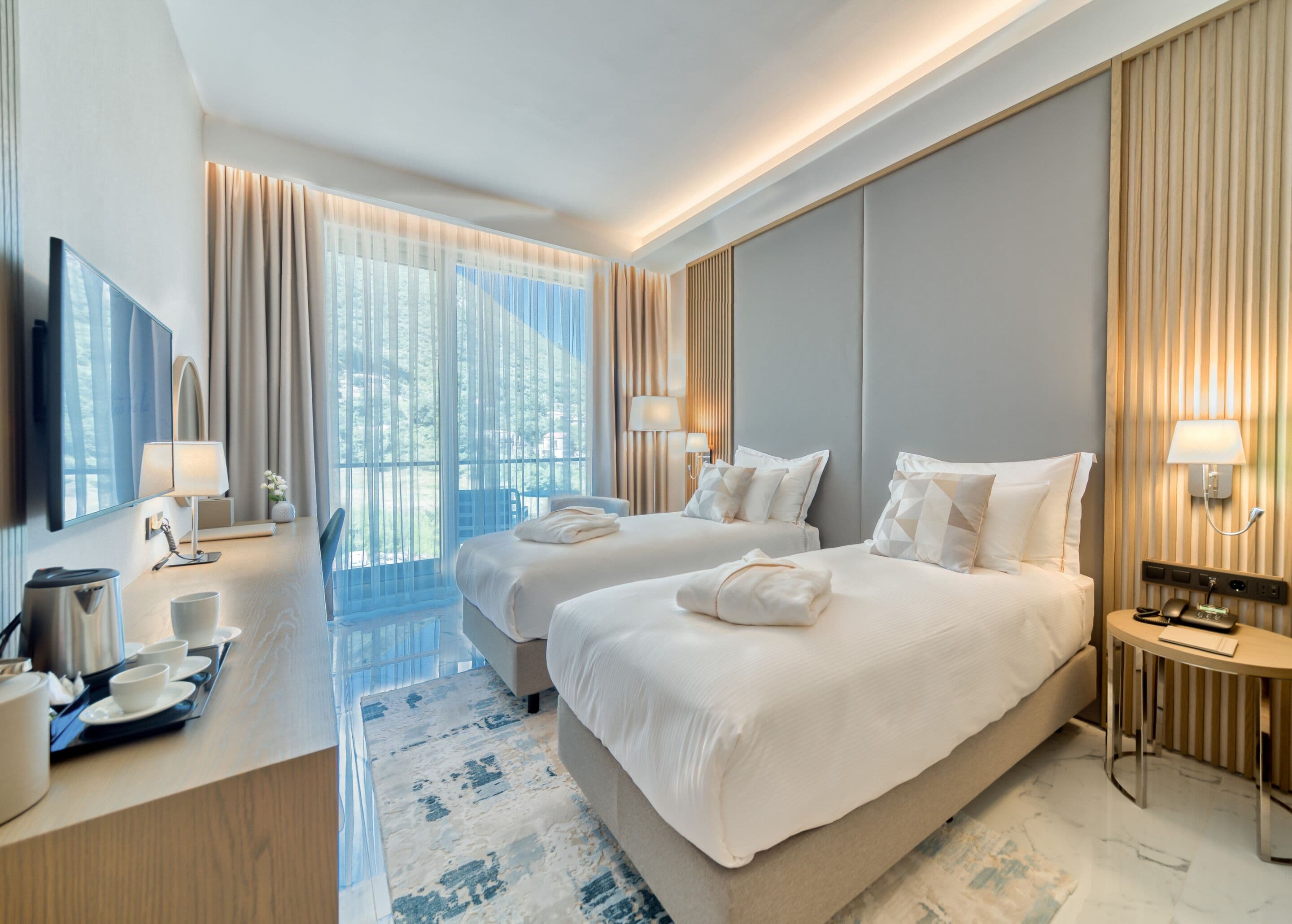 Ropa de cama de alta calidad, cubrecamas y minibar 