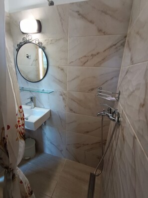 Bathroom - Gongis Studios (Corfu)
