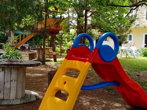 Área de juegos infantiles al aire libre