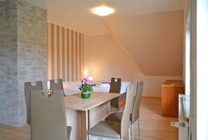 3 bedrooms, desk, travel cot, WiFi