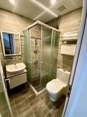 Free toiletries, hair dryer, slippers, bidet - He Yi B&B (Luodong)