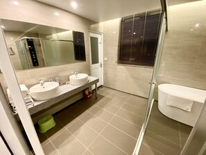 Set di cortesia gratuito, asciugacapelli, pantofole, bidet