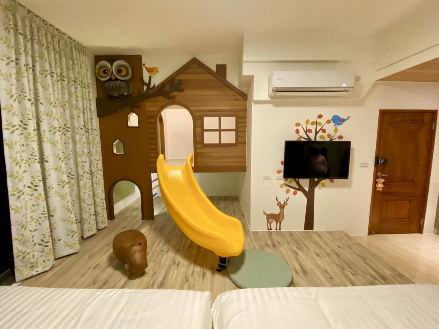 Blackout curtains, free WiFi, bed sheets