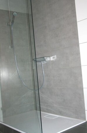 Apartment, Garden View | Bathroom shower - Pension Karlsbad am Waldrand (Karlsbad)