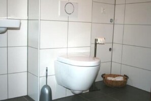 Appartement, vue jardin | Salle de bain | Douche, serviettes fournies