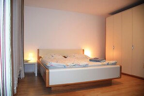 2 chambres, chambres insonorisées, fer et planche à repasser