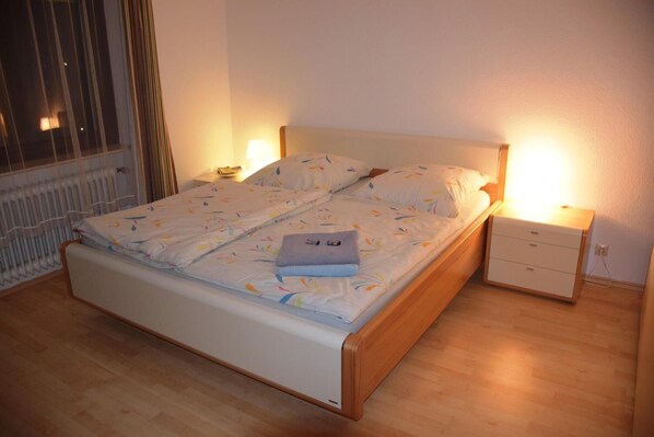 2 Schlafzimmer, schallisolierte Zimmer, Bügeleisen/Bügelbrett