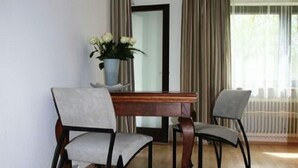 Leilighet, hageutsikt | Spiseområde på rommet