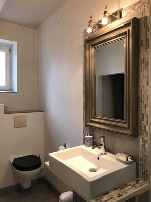 Superior-dobbeltværelse (Mademoiselle G) | Badeværelse | Bruser, brusehoved med spredningseffekt, gratis toiletartikler