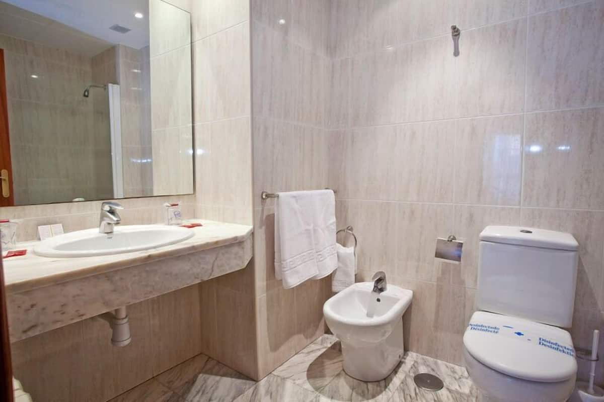 Een bad, gratis toiletartikelen, een haardroger, handdoeken