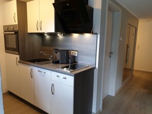 Kühlschrank, Mikrowelle, Ofen, Geschirrspüler