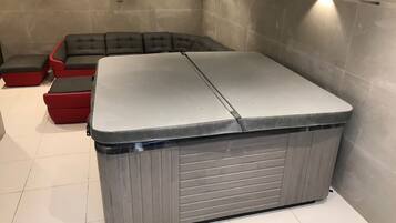Indoor spa tub