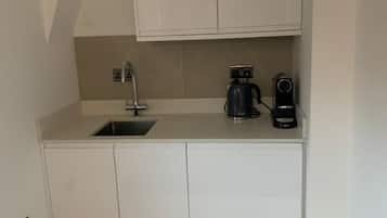 Luksus-studiosuite | Privat tekøkken | Køleskab, mikrobølgeovn, espressomaskine, kaffe-/temaskine