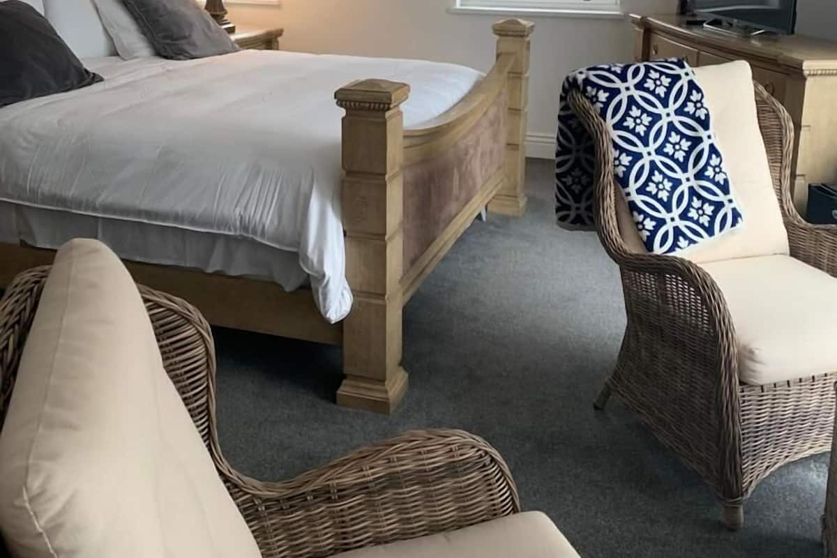 Junior-Studiosuite | Hochwertige Bettwaren, Daunenbettdecken, Pillowtop-Betten