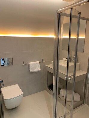 Separate tub and shower, rainfall showerhead, hair dryer, bathrobes - Regency House (Esher)