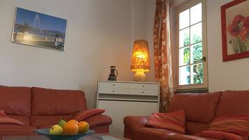 Apartemen, 2 kamar tidur | Area keluarga | TV layar datar