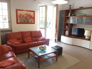Apartamento, 2 quartos | Área de estar | TV de tela plana