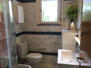 Apartment, 2 Bedrooms | Bathroom