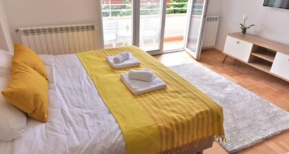 Studio apartment, just an 8-minute walk  from Macedonia Square