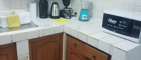 Refrigerador, microondas, cafetera/tetera, tetera/pava eléctrica