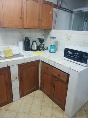 Kühlschrank, Mikrowelle, Wasserkocher mit Kaffee-/Teezubehör