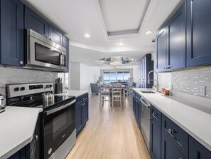 Kylskåp, mikrovågsugn, ugn och spishäll