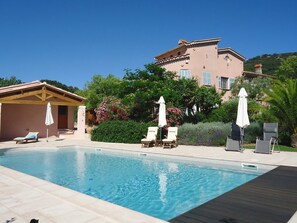 Een verwarmd zwembad