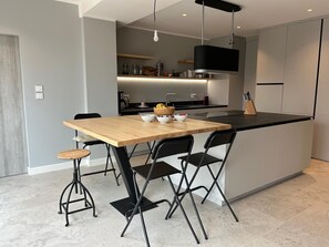 Een koelkast, een magnetron, een oven, een kookplaat