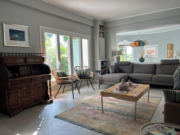 Smart TV, fireplace, books, stereo