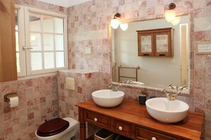 Badekar, hårføner, håndklær og toalettpapir