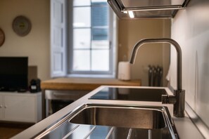 Een koelkast, een magnetron, een oven, een kookplaat