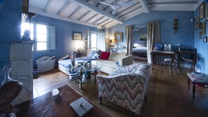 วิลล่า, 4 ห้องนอน | ห้องนั่งเล่น | ทีวี