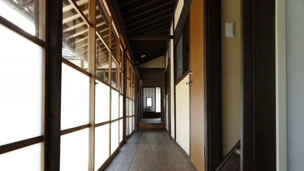 A corridor with wooden flooring and large sliding doors on one side. - Syouyayasikitokura (Kasaoka)