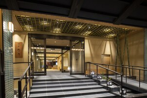 Overnatningsstedets facade – aften/nat