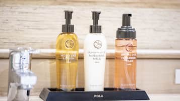 Três frascos de produtos para cuidados com a pele sobre um tabuleiro preto identificado como 'POLA', com fundo de madeira.