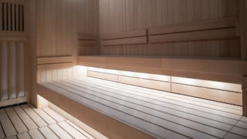 Un banco de madera con diseño de listones, probablemente parte de una sauna o baño de vapor.