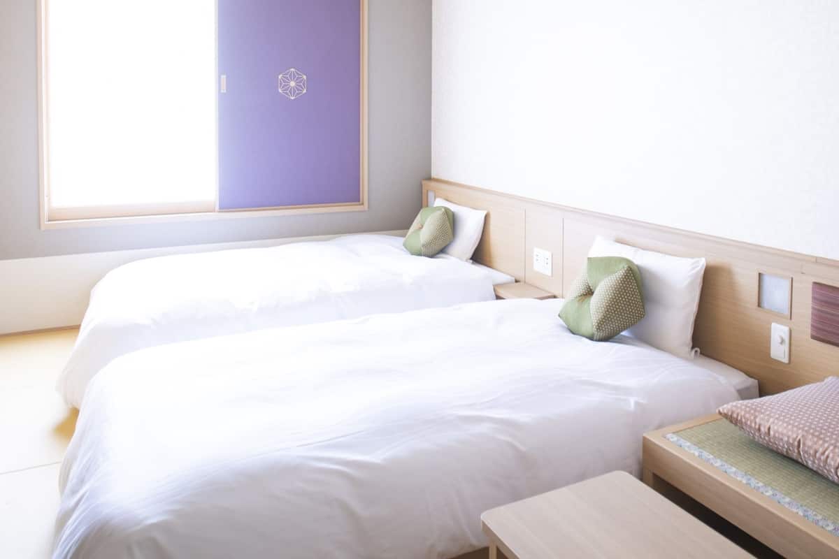 Zweibettzimmer, Nichtraucher (Two rooms provided per booking) | Daunenbettdecken, Zimmersafe, kostenloses WLAN, Bettwäsche