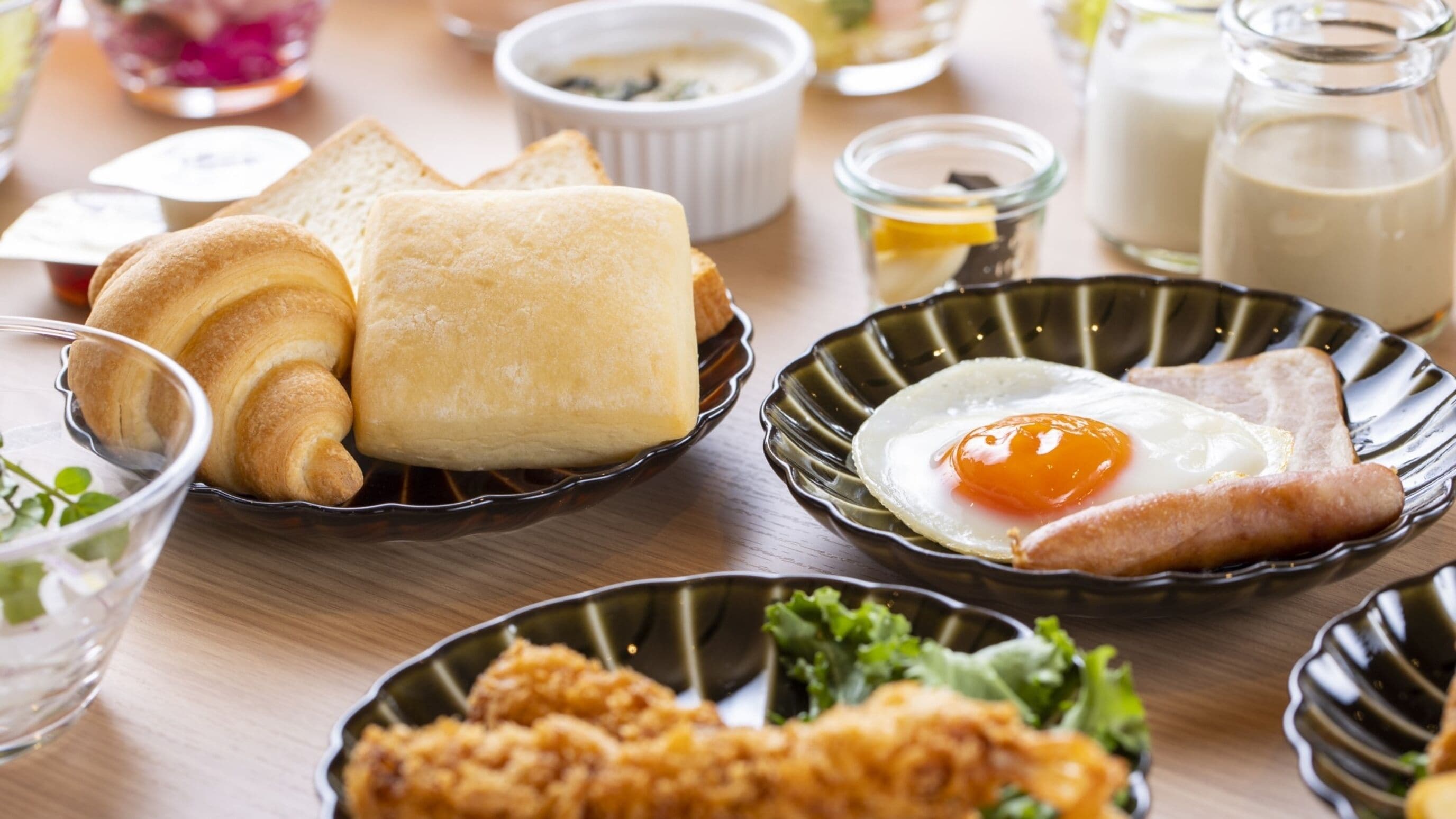 daily buffet breakfast (jpy 3000 per person)