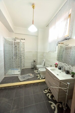 Quarto casal ou duplo, suíte (Alba) | Banheiro | Chuveiro, chuveiro com efeito de chuva, secador de cabelo, bidê
