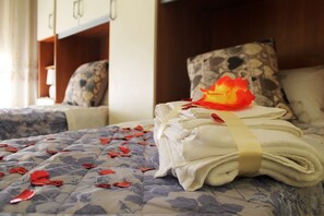 Double or Twin Room, Shared Bathroom (Luna) | Minibar, iron/ironing board, free WiFi, bed sheets - B&B Sogni d'Oro (Reggio Calabria)