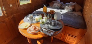 Breakfast buffet - Roulotte La Grand Ourse (Anla)