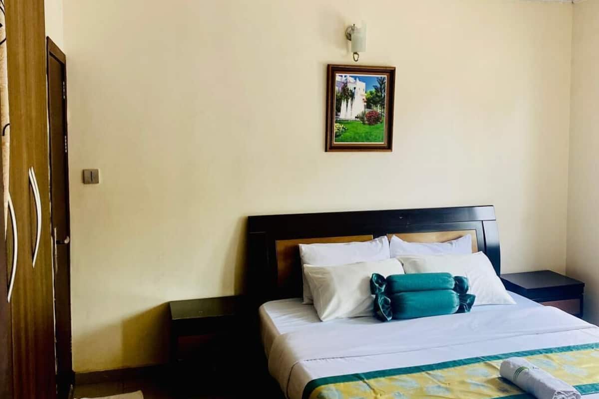 Executive Suite | 1 bedroom, minibar, desk, laptop workspace
