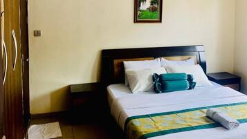 Executive Suite | 1 bilik tidur, bar mini, meja, ruang kerja komputer riba