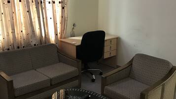 Executive Suite | Private kitchen | Oven, stovetop, cookware/dishes/utensils